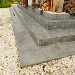 Prosty ganek z połączeniem drewnianych filarów