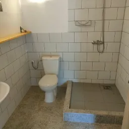 Mała łazieneczka z brodzikiem m&oacute;rowanym