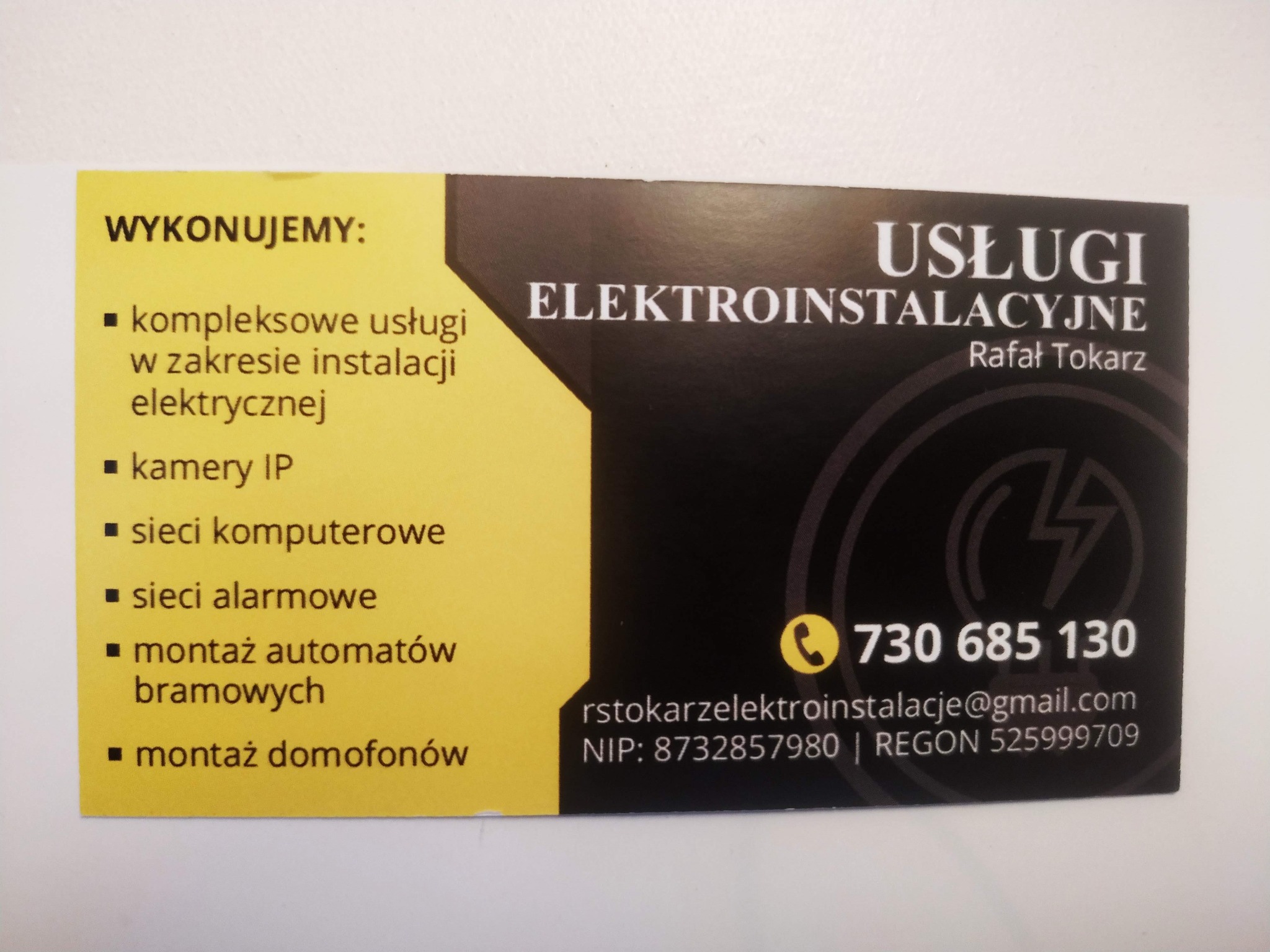 Wizytówka firmy elektroinstalacyjnej Rafał Tokarz, oferującej kompleksowe usługi w zakresie instalacji elektrycznej, kamer IP, sieci komputerowych, alarmowych, montażu automatów bramowych i domofonów.