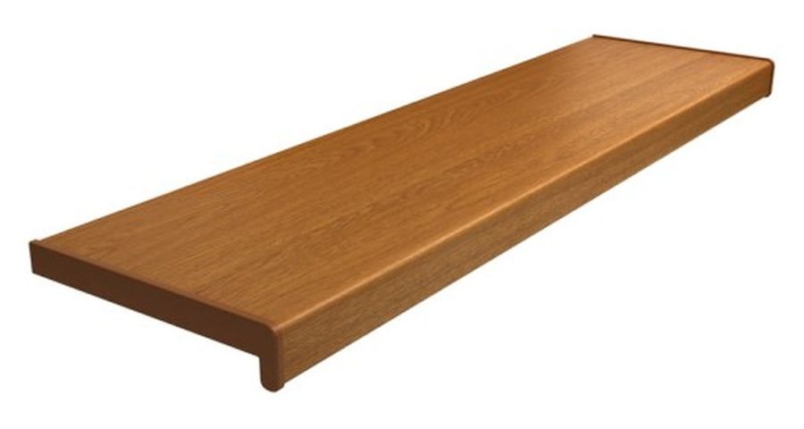 Długi, prostokątny parapet drewniany o zaokrąglonych krawędziach, wykończony w ciepłym, miodowym odcieniu dębu, prezentowany na białym tle.