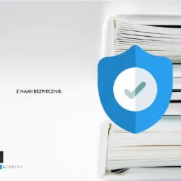 Stos białych segregator&oacute;w z dokumentami, zasłonięty niebieską tarczą z symbolem potwierdzenia, obok napis 'Z NAMI BEZPIECZNIE' i logo firmy.
