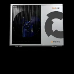 Szara pompa ciepła Ecoline Viqtis z niebieskim wentylatorem za metalową kratką, widoczne logo firmy.