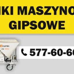Plakat reklamowy z białą maszyną do nanoszenia tynków gipsowych na kółkach, na żółtym tle napis 'Tynki Maszynowe Gipsowe' oraz numer telefonu.