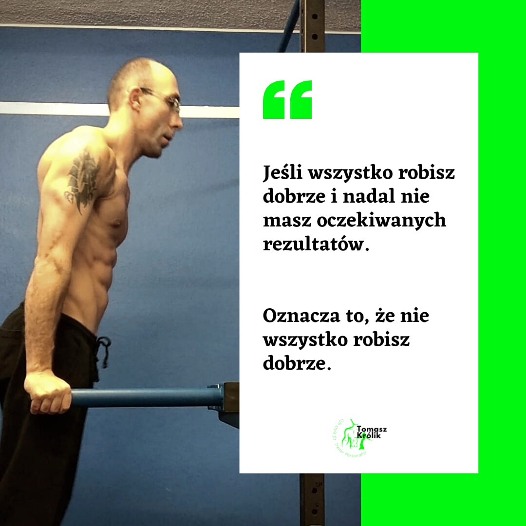 Mężczyzna z tatuażem na ramieniu, wykonujący ćwiczenie na drążku do podciągania, obok cytatu motywacyjnego w ramce z logo w prawym dolnym rogu.