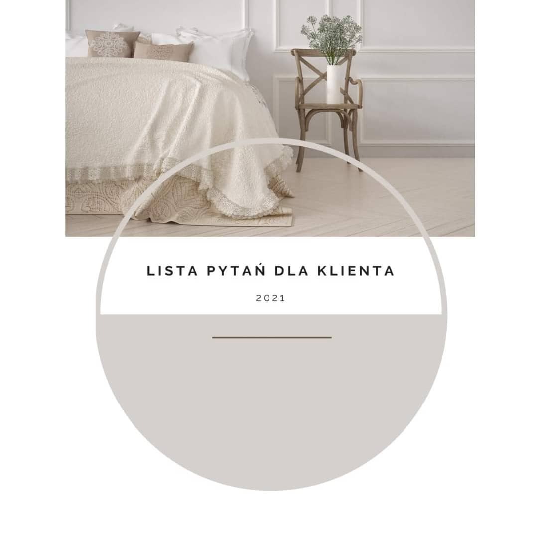 Kremowa narzuta z koronkowym wykończeniem na łóżku, drewniane krzesło z wazonem kwiatów w tle, ujęcie z elementami graficznymi w dolnej części, prezentacja oferty firmy z Rzeszowa.