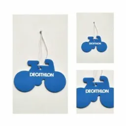 Niebieski, piankowy brelok w kształcie roweru z logo Decathlon, zawieszony na białym sznurku, na białym tle. Prezentacja produktu w trzech rozmiarach.