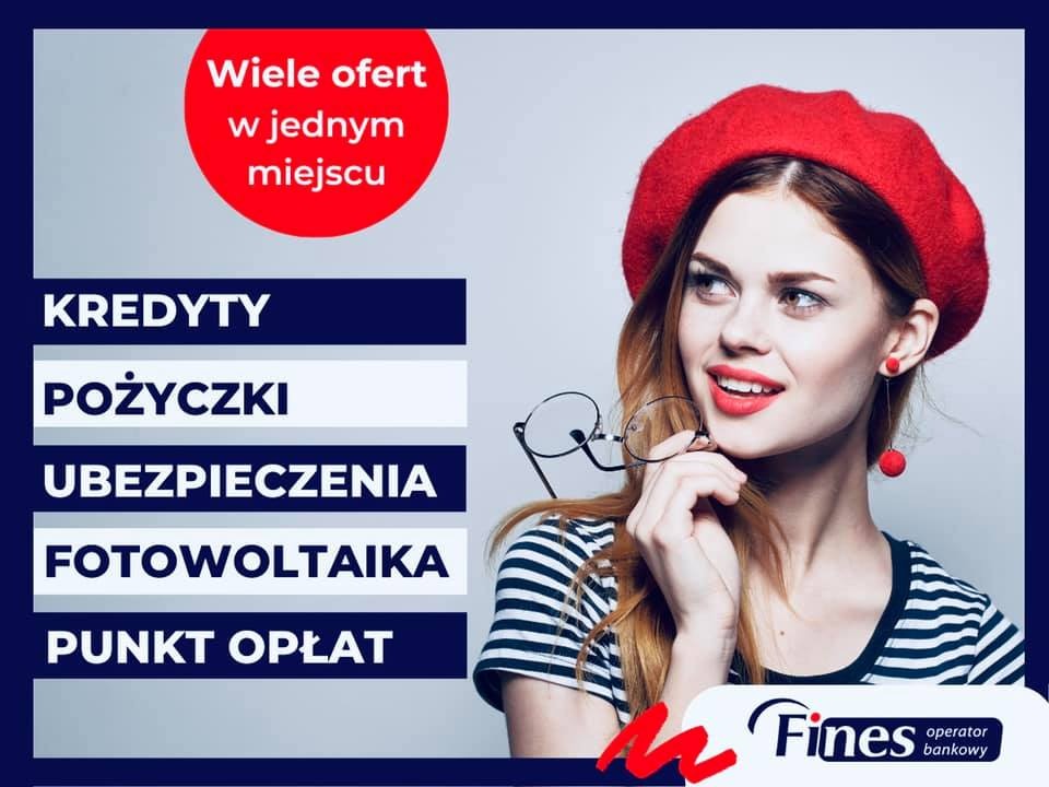 Reklama finansowa: uśmiechnięta kobieta w czerwonym berecie trzymająca okulary na tle z napisem 'Kredyty, Pożyczki, Ubezpieczenia, Fotowoltaika, Punkt opłat' i logo firmy.