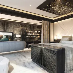 Luksusowa sypialnia z ciemnym, geometrycznym panelem za telewizorem i jasną ścianą za łóżkiem, ozdobiona nowoczesnym żyrandolem i eleganckimi lampkami nocnymi.