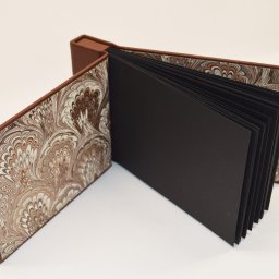 Skórzany album na zdjęcia.