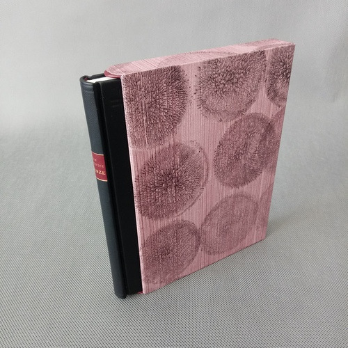 Książka oprawiona w skórę z etui oklejonym ręcznie malowanym papierem klajstrowym.