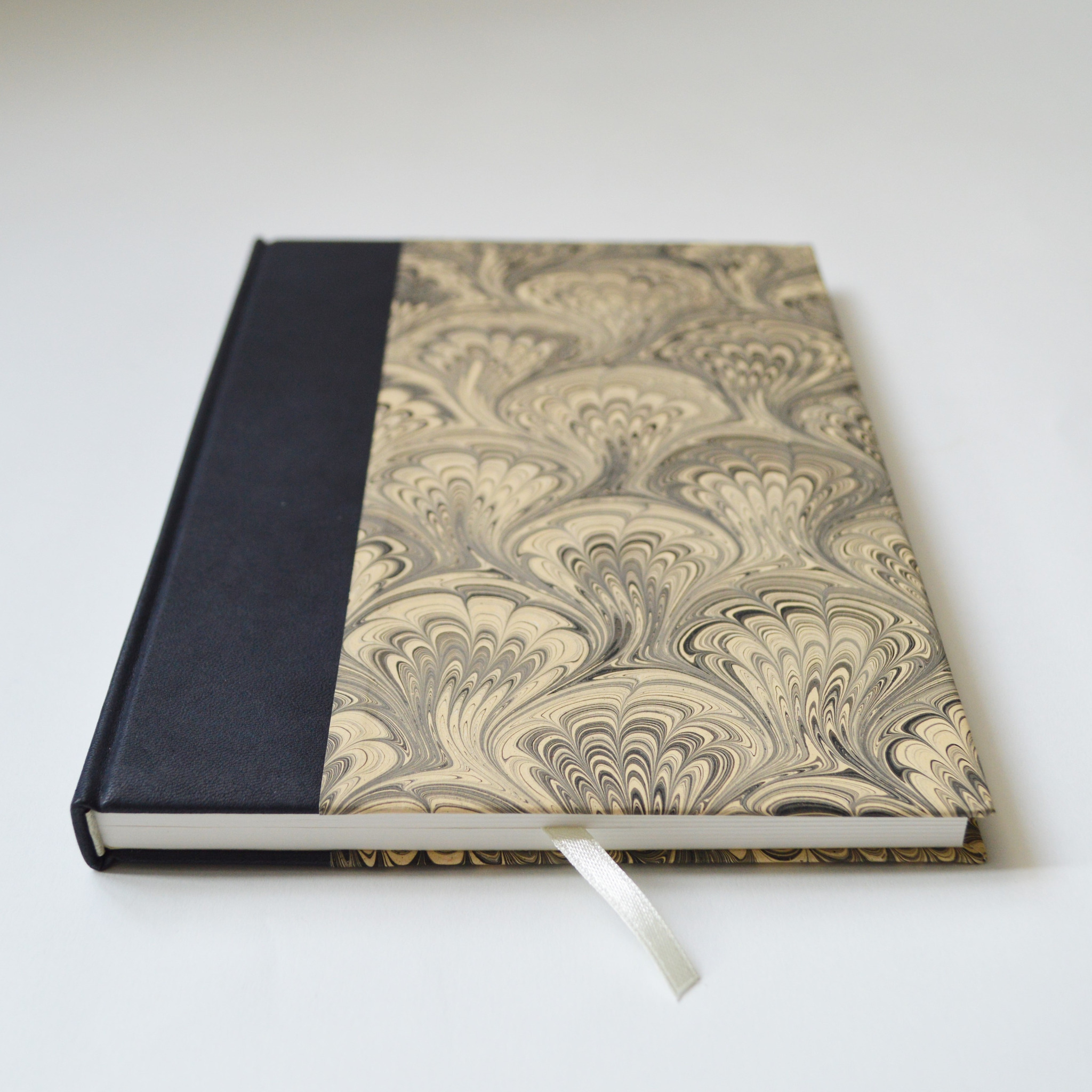 Ręcznie robiony notes oprawiony w skórę naturalna oraz papier marmoryzowany.