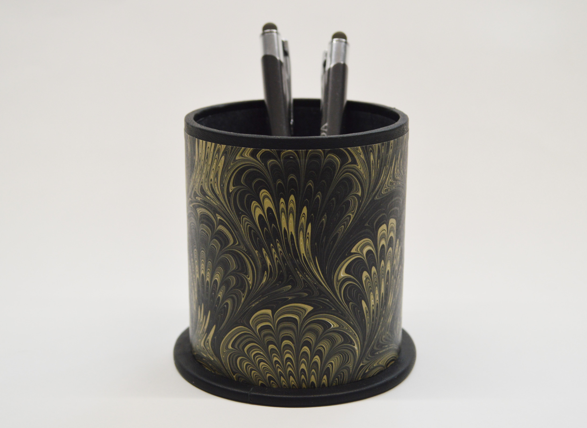 Ręcznie robiony przybornik na biurko. Oklejony papierem marmoryzowanym oraz skórą naturalna na brzegach.