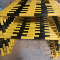 Stos żółto-czarnych, metalowych barier ochronnych, ułożonych jeden na drugim, z widocznymi podstawami do montażu.