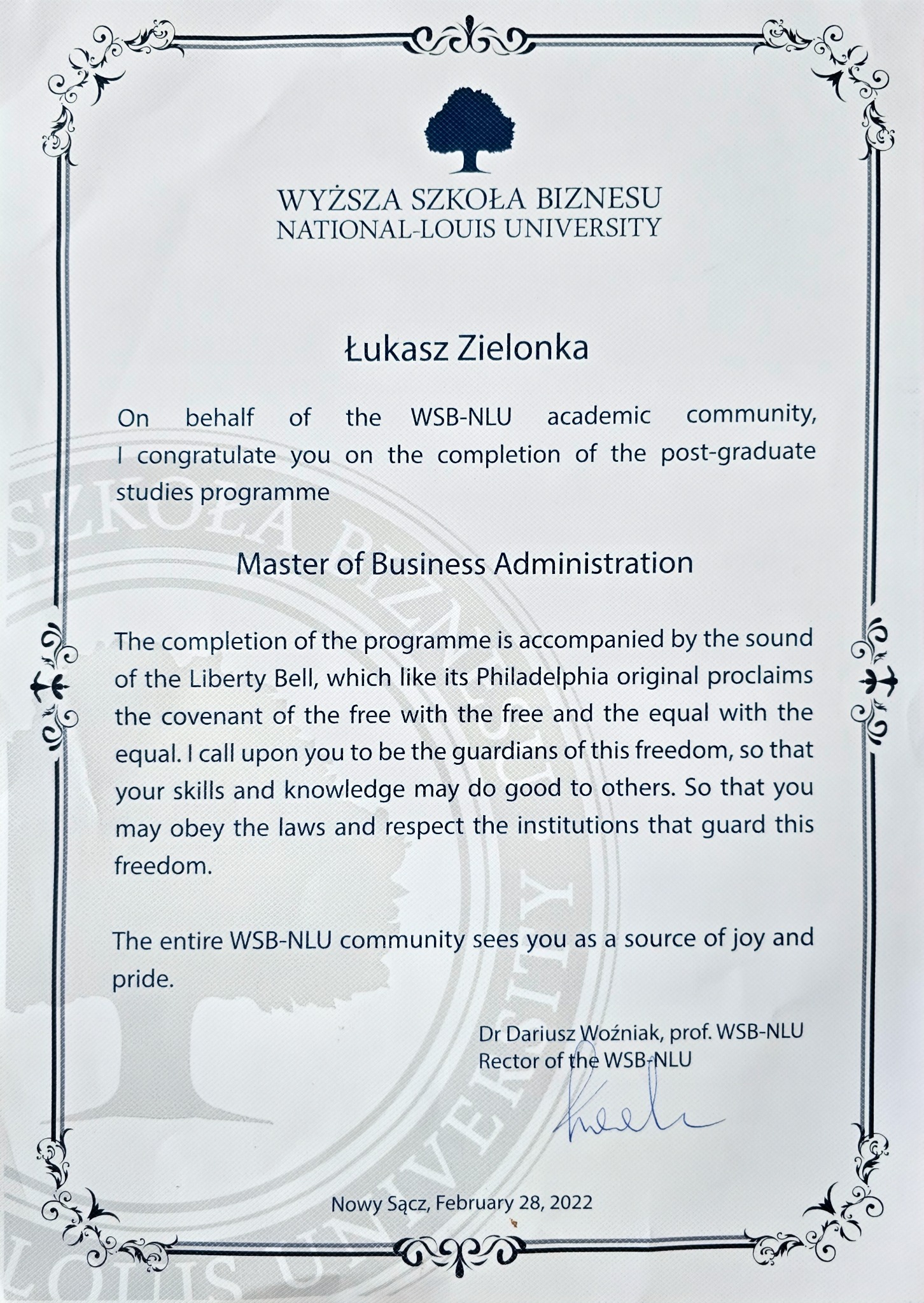 Dyplom ukończenia studiów podyplomowych Master of Business Administration, wydany przez Wyższą Szkołę Biznesu National-Louis University, z podpisem rektora Dariusza Woźniaka, prof. WSB-NLU.
