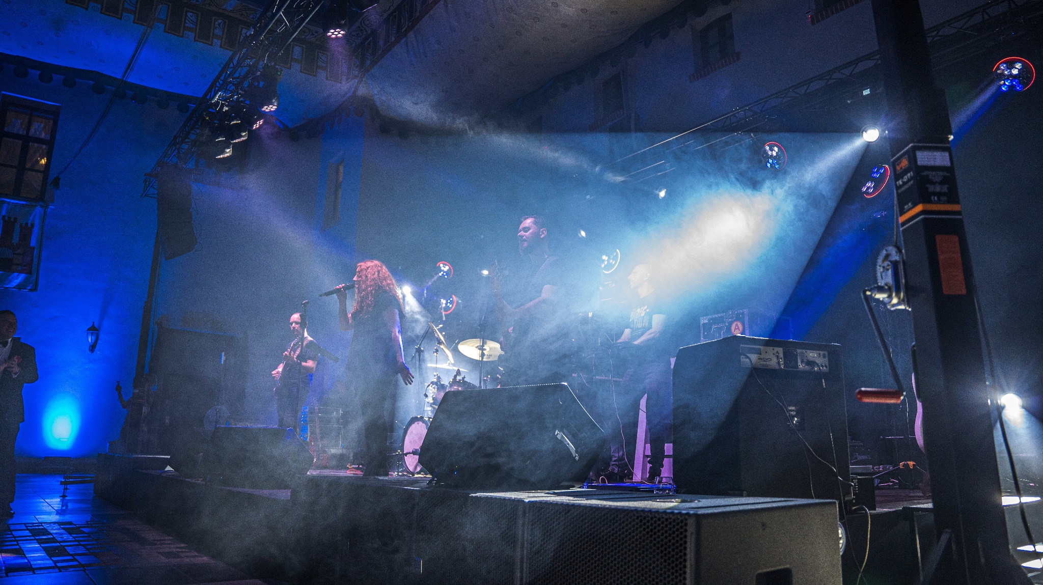 Zapraszamy do kontaktu: -scena -dźwięk -światło -gwiazdy oraz artyści