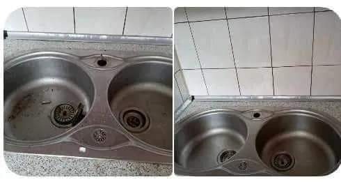 Zlewozmywak dwukomorowy w Toruniu, przed i po czyszczeniu. Po lewej stronie widoczne resztki jedzenia i zabrudzenia, po prawej czysty, błyszczący zlew.
