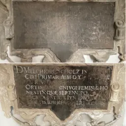 Dwa ujęcia inskrypcji nagrobnej z wyrytym tekstem łacińskim, otoczonej zdobioną ramą z jasnego kamienia, ukazujące detale inskrypcji i ornamentyki.