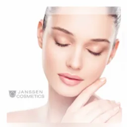Portret kobiety z zamkniętymi oczami, delikatny makijaż, dłoń dotyka policzka, widoczne logo Janssen Cosmetics.