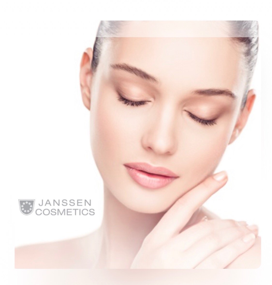 Portret kobiety z zamkniętymi oczami, delikatny makijaż, dłoń dotyka policzka, widoczne logo Janssen Cosmetics.