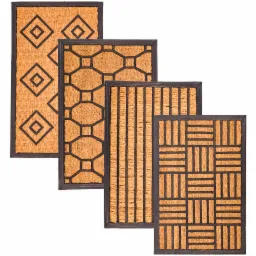 Cztery wycieraczki kokosowe z czarnymi ramami i r&oacute;żnymi geometrycznymi wzorami: romby, sześciokąty, pionowe linie i kwadraty.