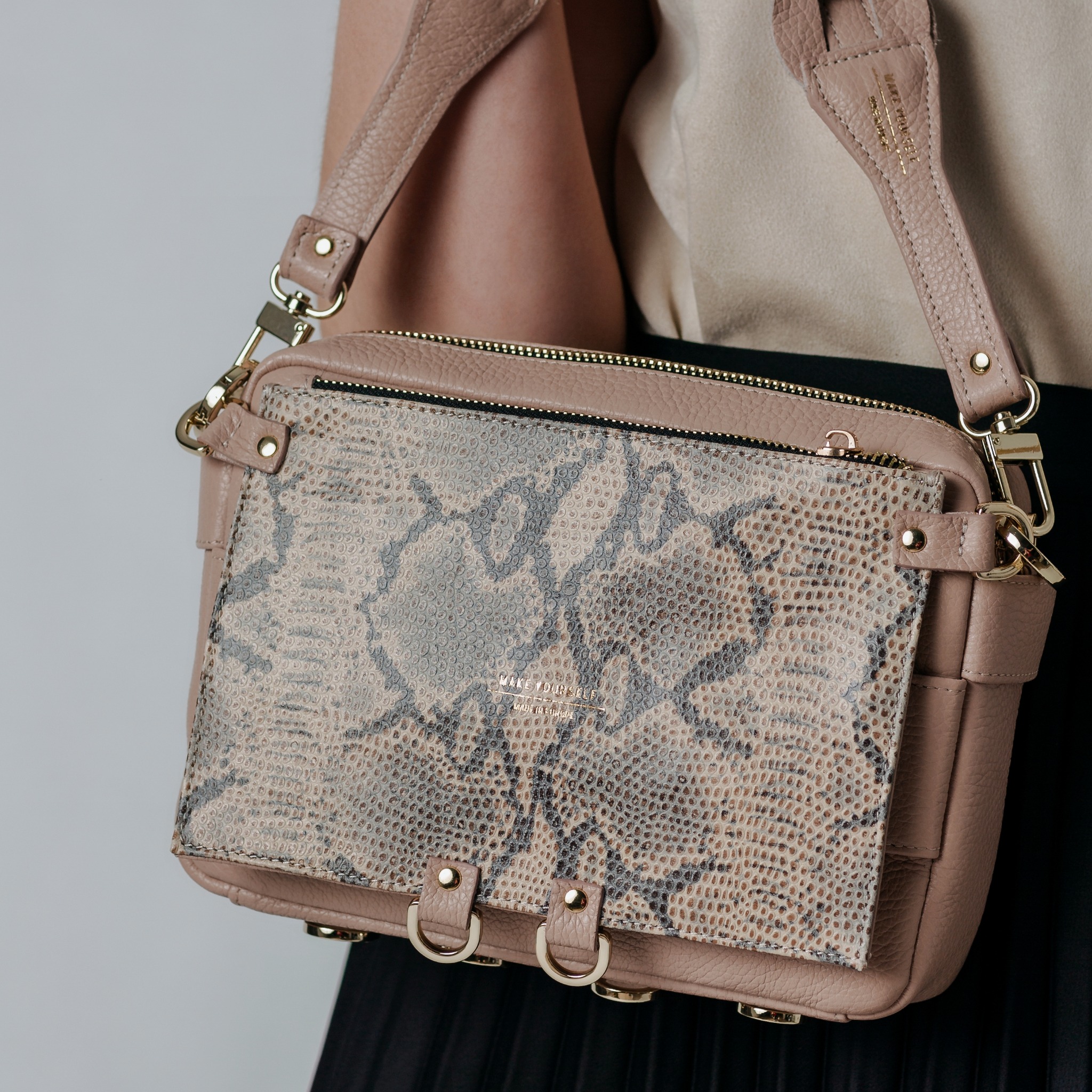 Torebka skórzana Make Yourself, różowa torebka CUBE z wężową saszetką.