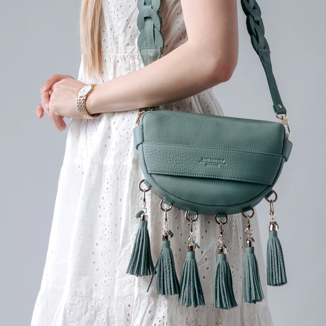 Zielona torebka skórzana Make Yourself - model LUNA z frędzlami.