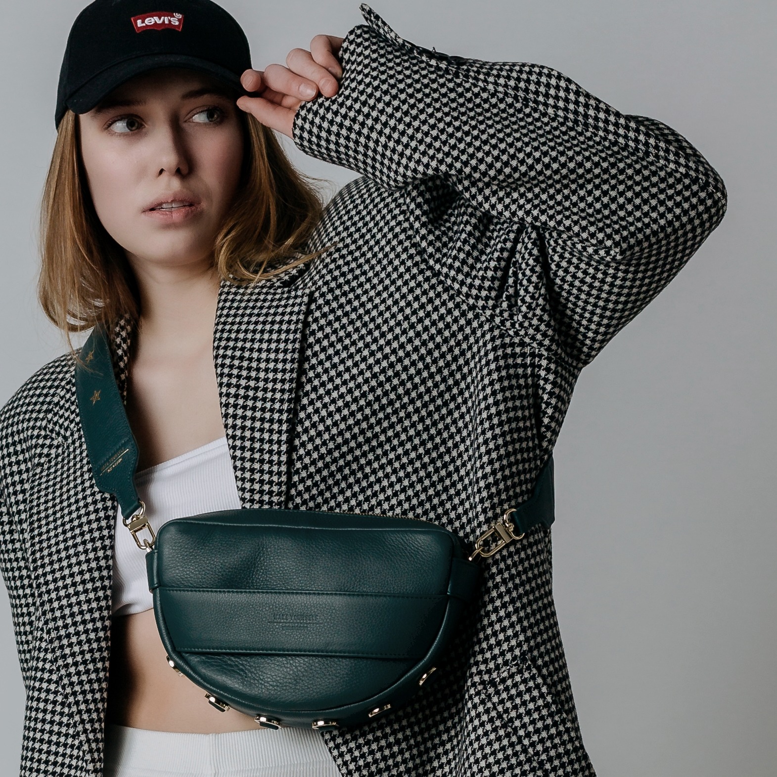 Zielona torebka skórzana Make Yourself - torebka półksiężyc na szerokim pasku.