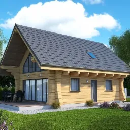 Nowoczesny dom z drewna o jasnej elewacji, z szarym dachem i dużymi oknami tarasowymi, otoczony zielonym trawnikiem i drzewami.