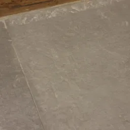 Płytki gresowe po kilku remontach, nie czyszczone 12 lat. Efekt 'po'.