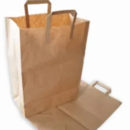 Brązowa, papierowa torba z uchwytami, stojąca pionowo obok rozłożonej, płaskiej torby, na białym tle.