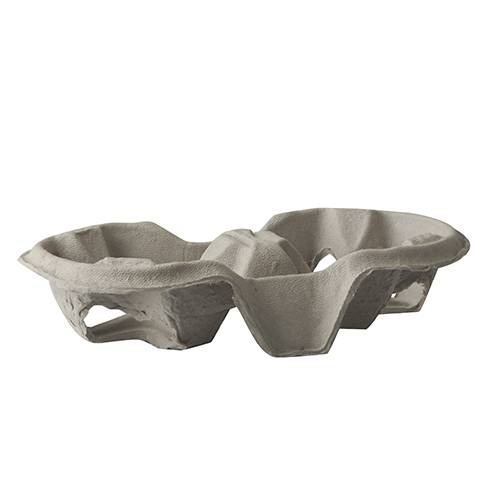 Formowany, szary, tekturowy uchwyt na sześć napojów, widoczny z boku, z delikatnymi cieniami podkreślającymi strukturę materiału.