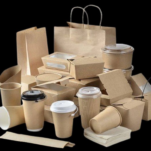 Stos brązowych papierowych toreb, pudełek i kubków z plastikowymi wieczkami na czarnym tle, z widocznymi detalami faktury papieru.