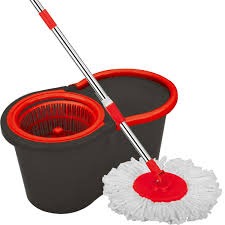Mop obrotowy z wiadrem i wyciskarką w kolorze czarno-czerwonym, widoczne białe frędzle mopa i metalowy drążek z czerwonymi elementami.