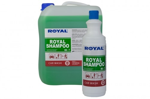 Kanister i butelka zielonego szamponu samochodowego marki Royal Shampoo RD-7 na białym tle.