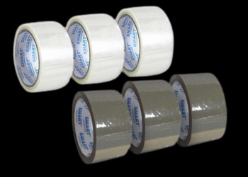 Sześć rolek taśmy klejącej: trzy przezroczyste i trzy brązowe, ułożone w dwóch rzędach na czarnym tle. Na każdej rolce widoczne logo 'SMART'.