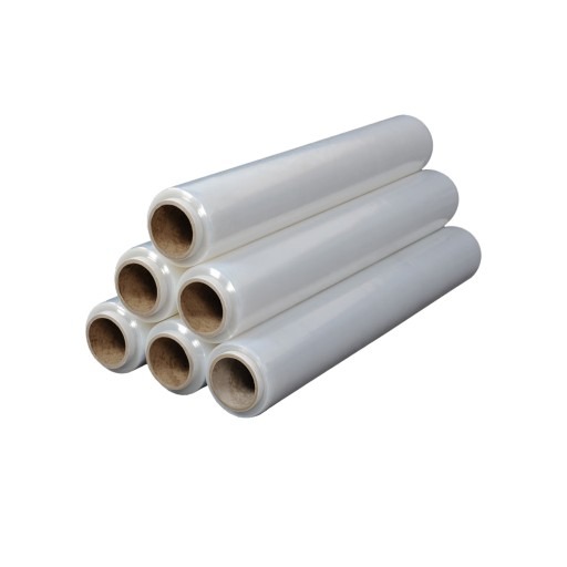 Piramida z sześciu rolek przezroczystej folii stretch z tekturowymi gilzami, ułożona na białym tle.