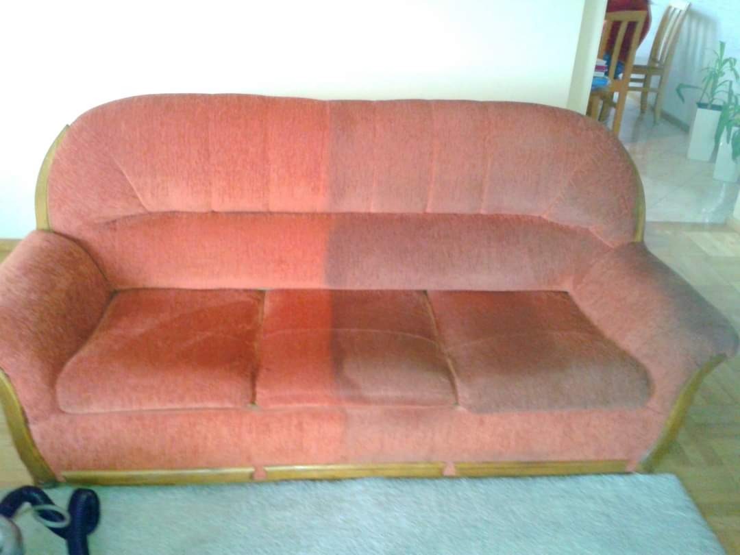 Częściowo wyprana, różowa kanapa z drewnianymi elementami, widoczna różnica w kolorze tapicerki przed i po czyszczeniu.