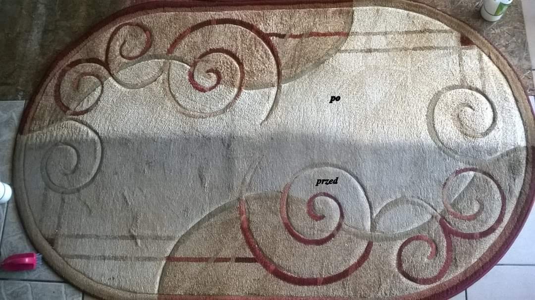 Owalny dywan z wzorem spiralnym, widoczna różnica w czystości: górna połowa wyczyszczona, dolna zabrudzona, obok leżą akcesoria do czyszczenia.