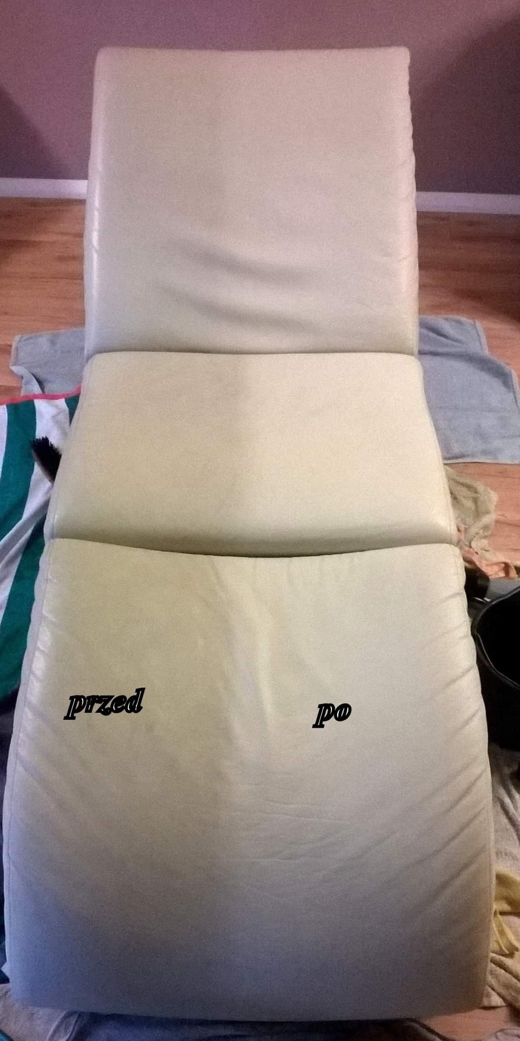 Tapicerowane krzesło z jasnej skóry, z widocznym efektem czyszczenia 'przed' i 'po', otoczone ręcznikami i wiadrem.