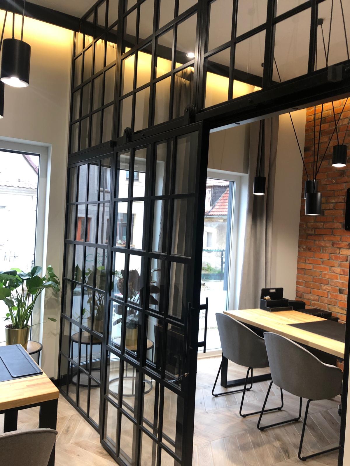 Przeszklenie wraz z drzwiami.