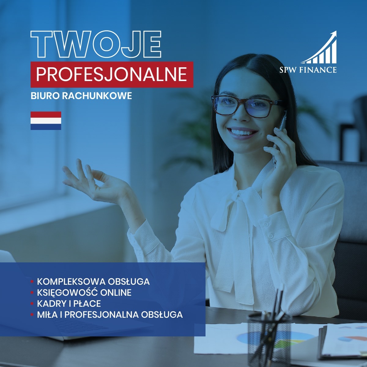 Uśmiechnięta kobieta w okularach rozmawia przez telefon, prezentacja biura rachunkowego SPW Finance z hasłami: kompleksowa obsługa, księgowość online, kadry i płace, miła i profesjonalna obsługa.