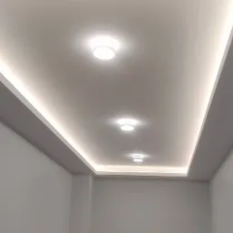 Nowoczesne oświetlenie sufitowe z trzema okrągłymi lampami i listwami LED w minimalistycznym wnętrzu z szarymi ścianami.