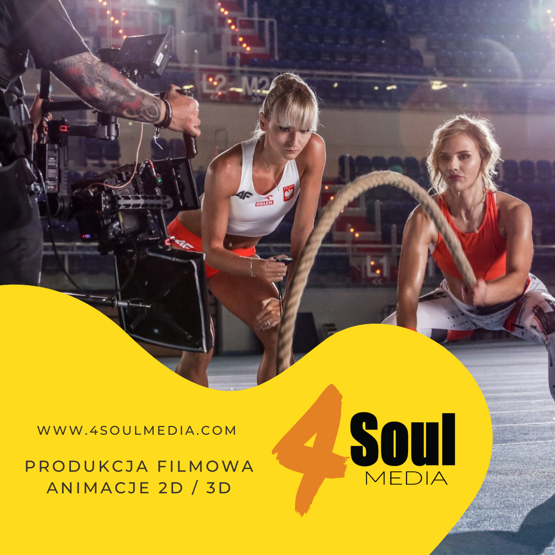 Dwie kobiety w strojach sportowych ćwiczą z linami na tle trybun, filmowane przez operatora z profesjonalną kamerą. W dolnej części kadru grafika reklamowa z logo i adresem strony internetowej...