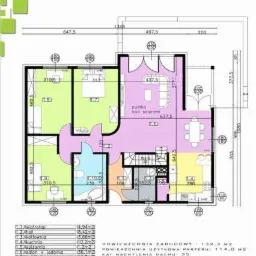 Kolorowy rzut parteru domu jednorodzinnego z poddaszem, prezentujący rozkład pomieszczeń: wiatrołap, hall, kotłownia, kuchnia, spiżarnia, salon z jadalnią, trzy pokoje i łazienka, z podanymi...