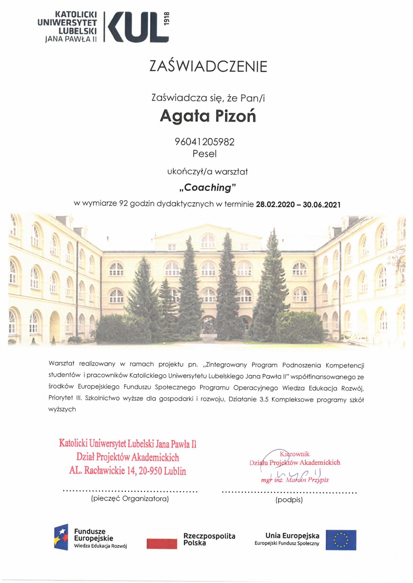 Skan zaświadczenia ukończenia warsztatu 'Coaching' przez Agatę Pizoń na Katolickim Uniwersytecie Lubelskim Jana Pawła II, z pieczęciami i podpisami, na tle budynku uniwersytetu.