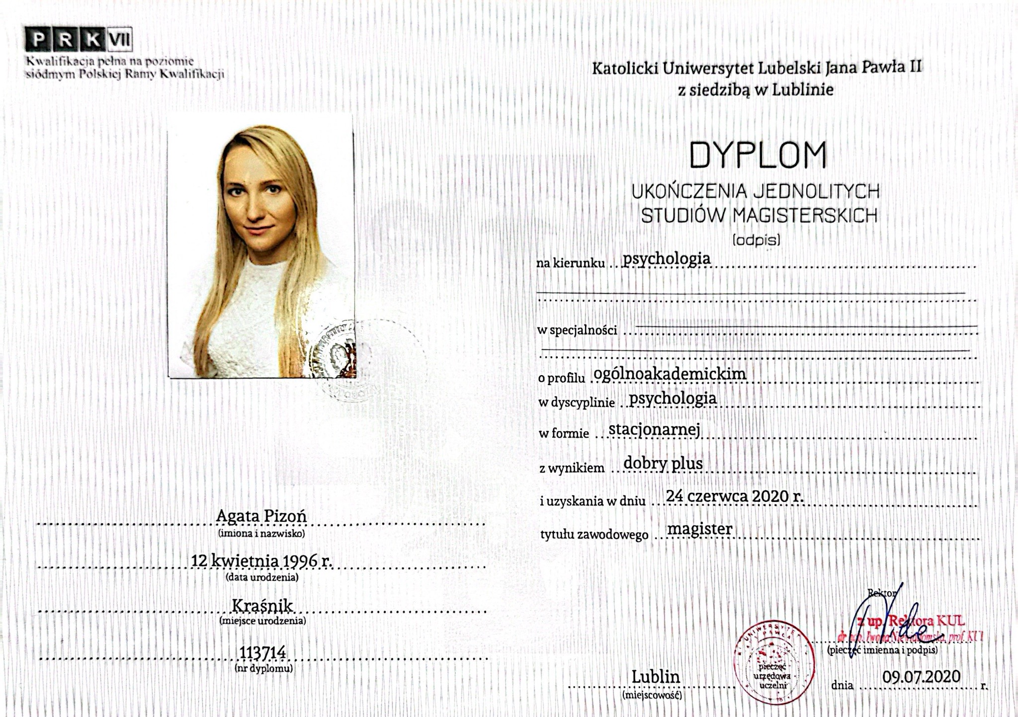 Skan dyplomu ukończenia studiów magisterskich na kierunku psychologia, wydany przez Katolicki Uniwersytet Lubelski, z dołączonym zdjęciem absolwentki Agaty Pizoń.