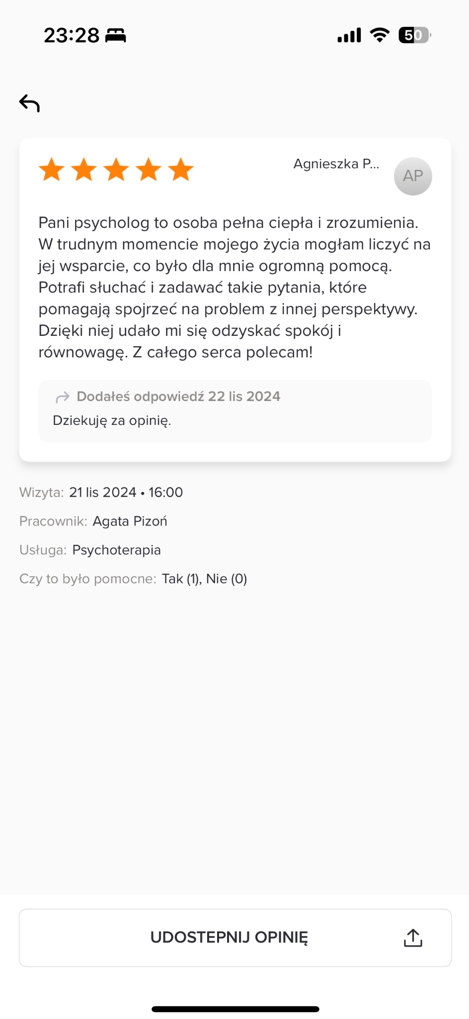 Zrzut ekranu pozytywnej opinii o psychoterapeucie z pięcioma gwiazdkami, podkreślający ciepło i zrozumienie, z datą wizyty i imieniem pracownika, oraz informacją o usłudze psychoterapii.