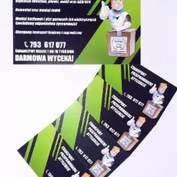 Ułożone wizytówki firmy oferującej kompleksowe usługi transportowe, przeprowadzki i utylizację, z ilustracją uśmiechniętej postaci w stroju roboczym i pudełka z logo firmy.