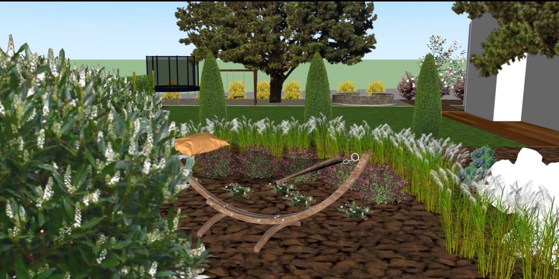 Wizualizacja ogrodu z hamakiem i roślinnością ozdobną. W tle widoczne drzewa, trampolina i element architektury ogrodowej. Całość w letniej kolorystyce.