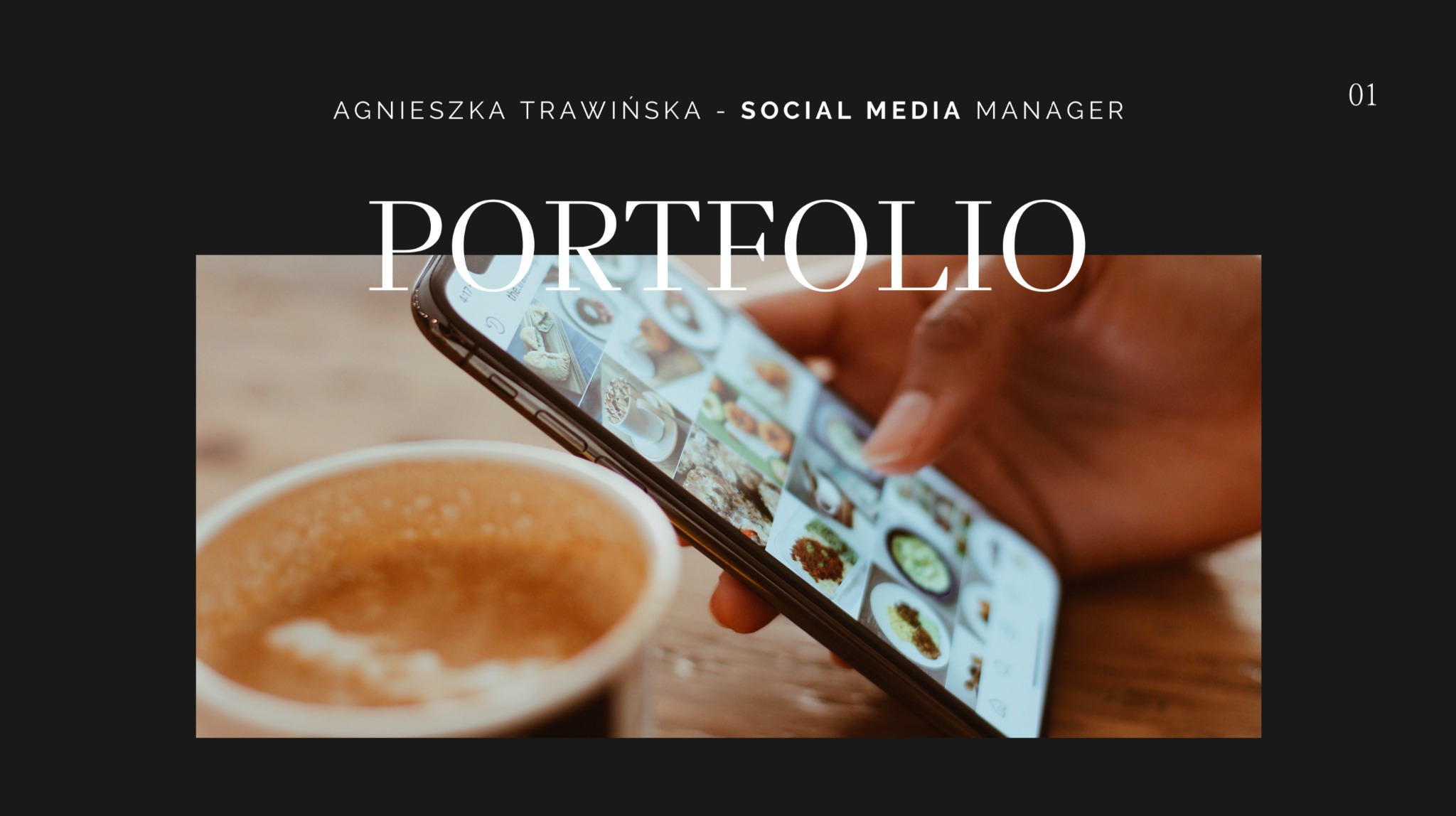Portfolio Social Media Managera Agnieszki Trawińskiej na ekranie smartfona wyświetlającego zdjęcia potraw, obok filiżanka po kawie.
